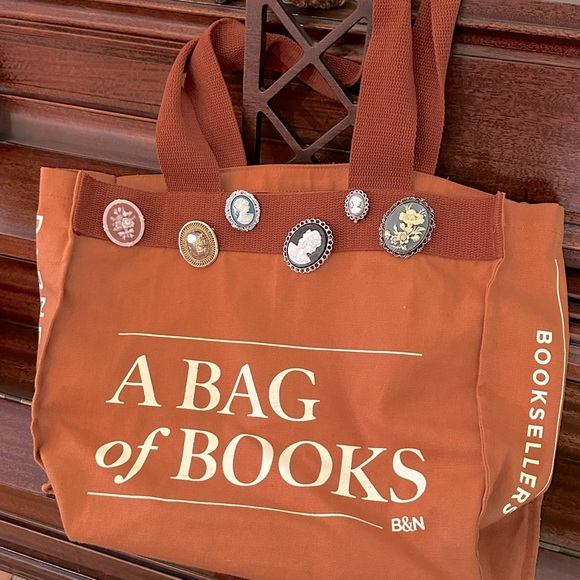 Vintage Cameo Brooch/Pin Unsigned Intricate Ornate Frame MCM 1950's - Picture 12 of 12